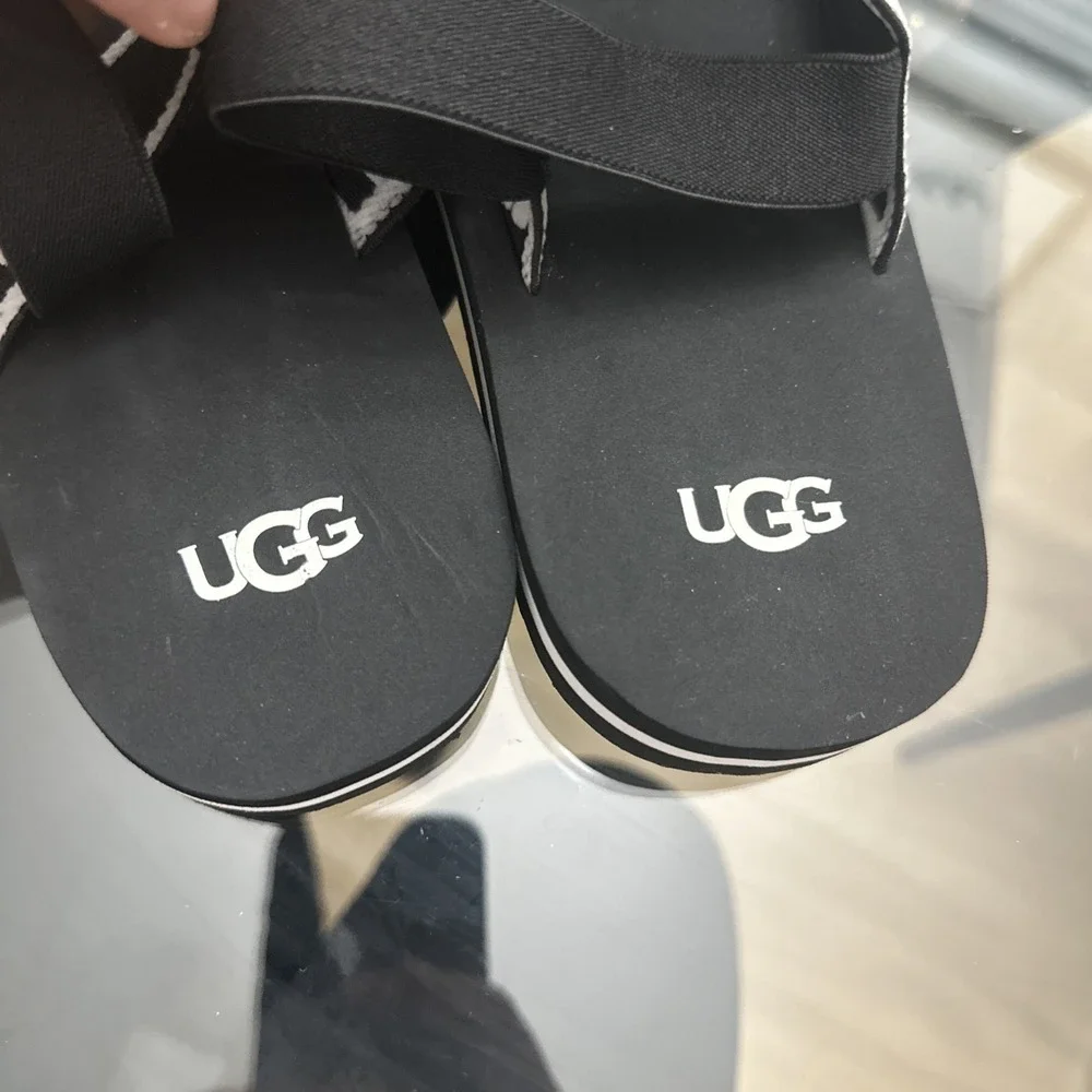 UGG Sandals Women Sz 3 Zuma Sling Sandal Black White